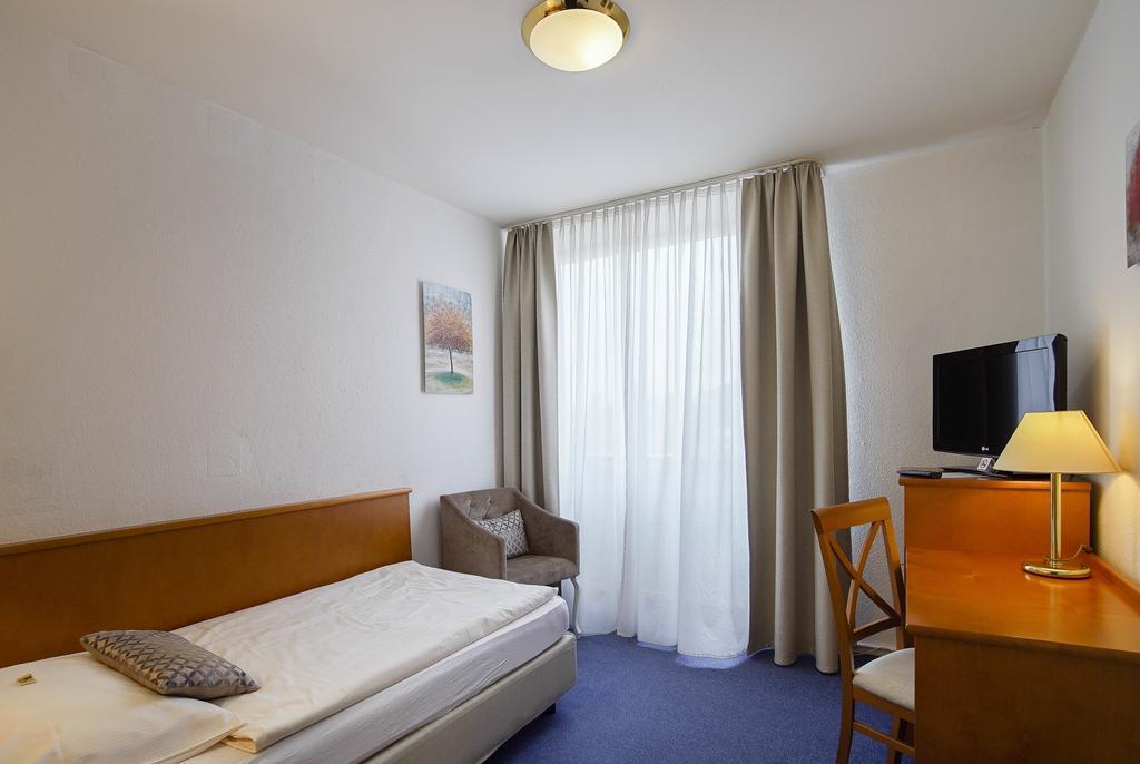 Hotel Maxim Лангенфельд Номер фото