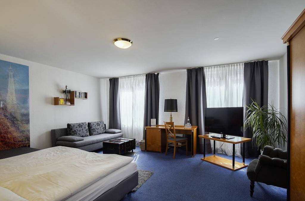 Hotel Maxim Лангенфельд Номер фото