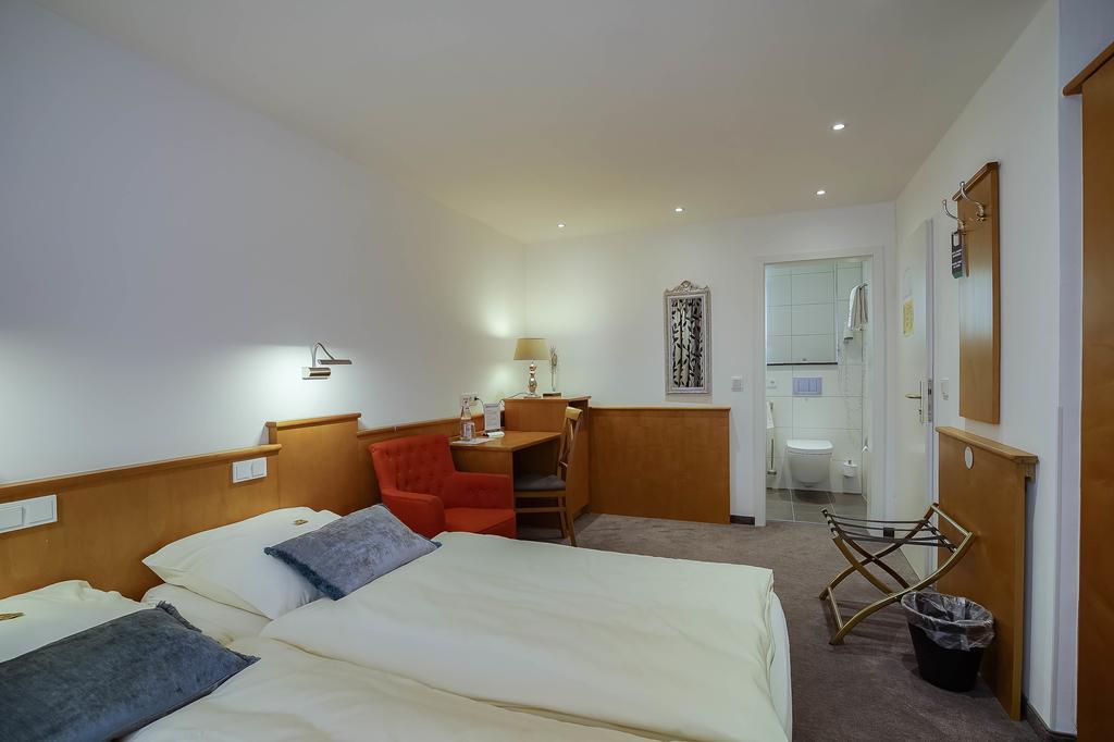 Hotel Maxim Лангенфельд Номер фото