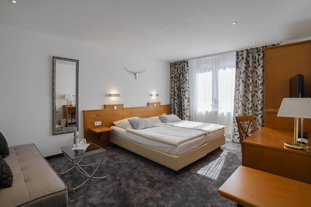 Hotel Maxim Лангенфельд Номер фото
